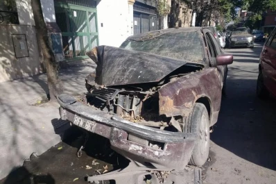 Estacionamiento de autos destruidos frente a la comisaría segunda