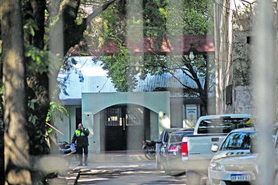 SORPRESA. Por este caso salió a la luz que en la puerta del Roca no hay cámaras que registren lo que suceda cuando los familares ingresan al lugar. la gaceta / FOTO DE JORGE OLMOS SGROSSO