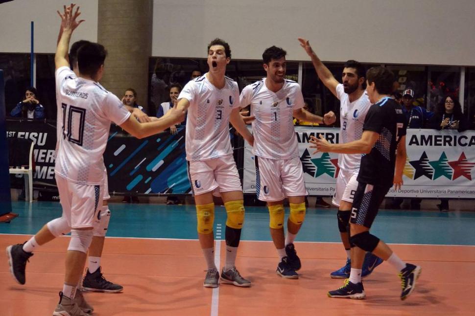 DE FESTEJO. Terán Ulloa (con el número uno) aportó puntos como opuesto. 