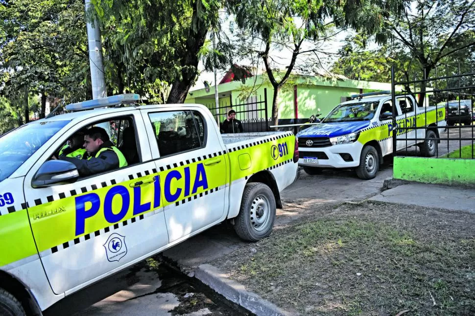 PROCEDIMIENTO. Los policías colmaron la comisaría 12ª, ubicada en calle Félix de Olazábal al 1.400. la gaceta / FOTO DE Ines Quinteros Orio