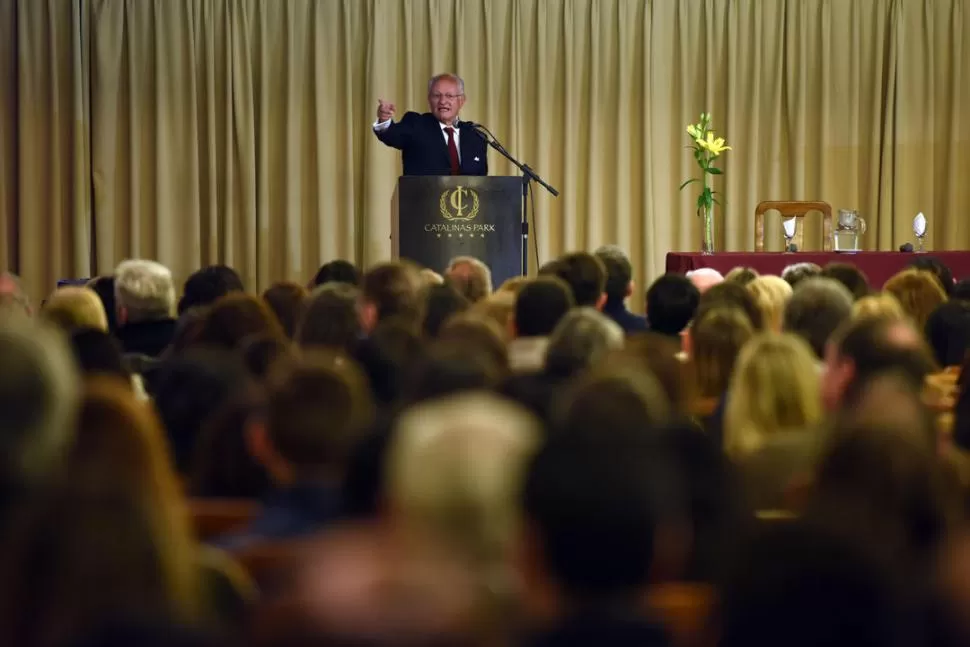 EXPOSICIÓN. El doctor Albino se mostró distendido durante las dos horas de disertación ante unas 600 personas en el hotel Catalinas. la gaceta / fotos de diego araoz