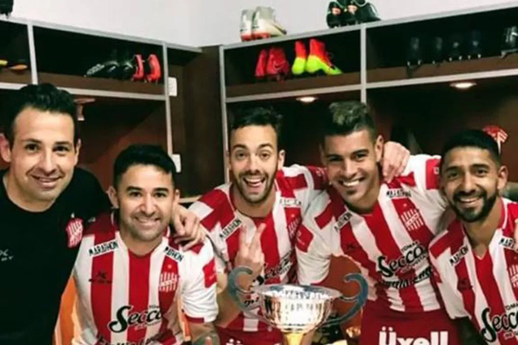 CON LA COPA. Los jugadores de San Martín posaron en el vestuario. 