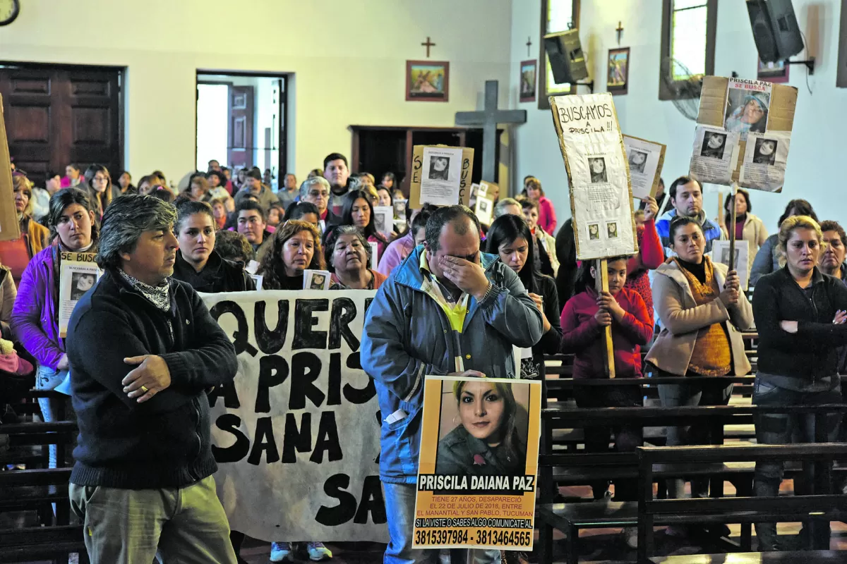 CONMOVIDO. Pedro Paz, padre de la joven, encabezó la movilización.