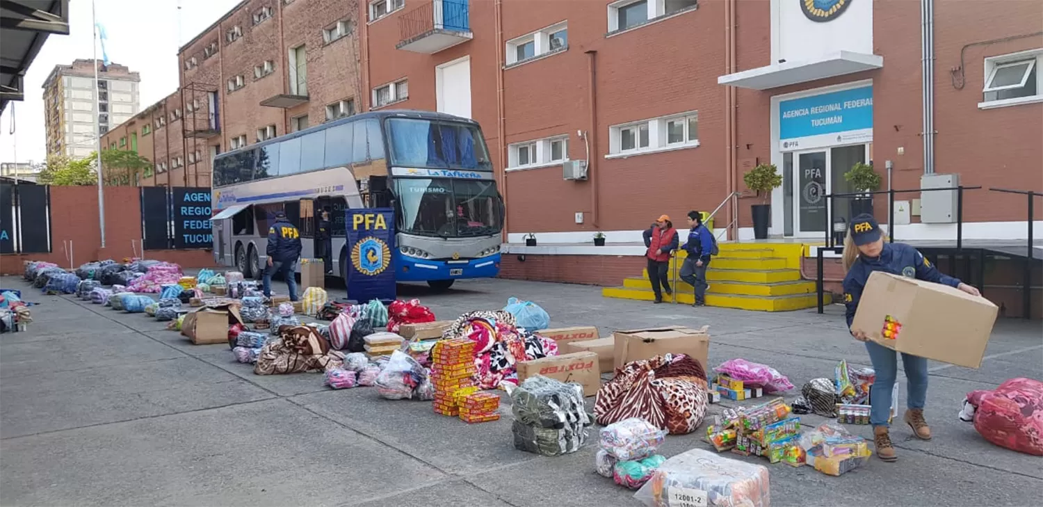 MERCADERÍA SECUESTRADA EN UN COLECTIVO. La policía Federal realizó diferentes controles en los ingresos a la provincia.