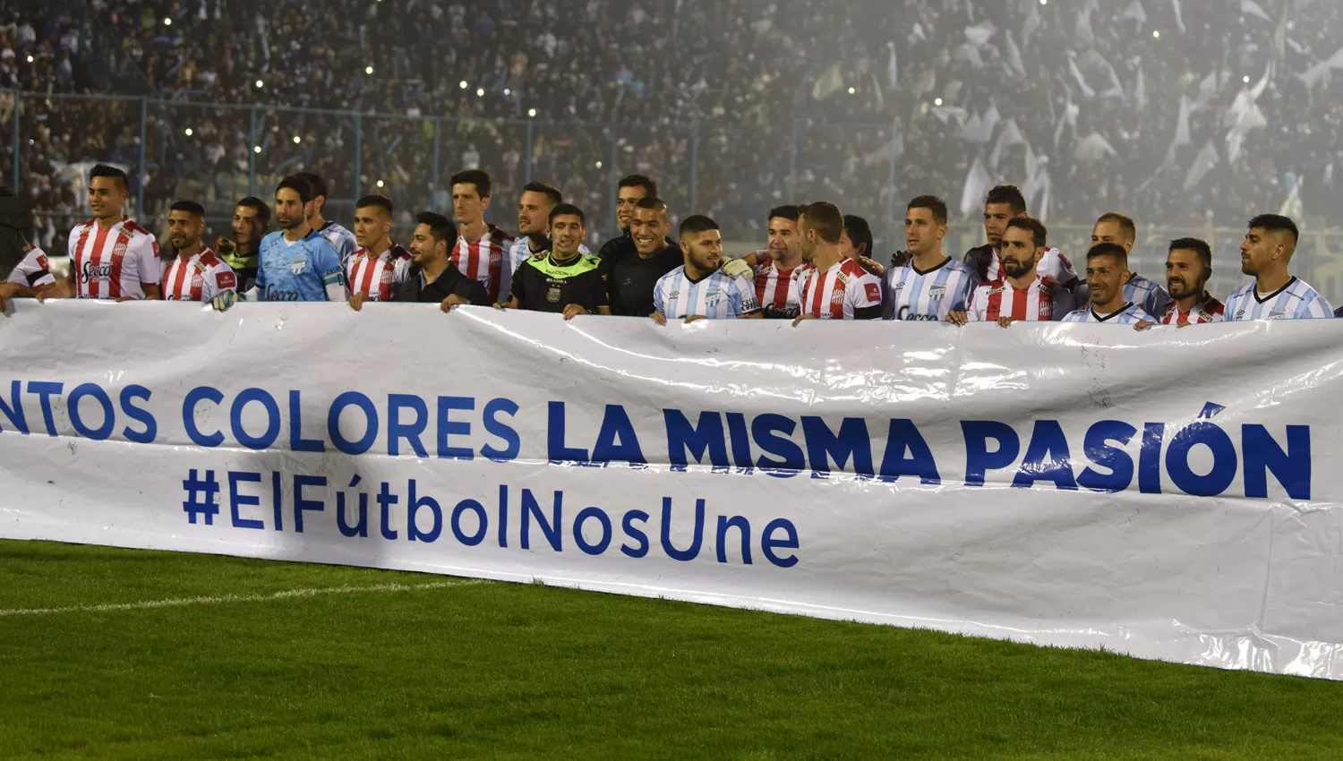 RIVALES NO ENEMIGOS. El mensaje surgió desde el campo de juego y todos esperan que sea escuchado desde las tribunas. 