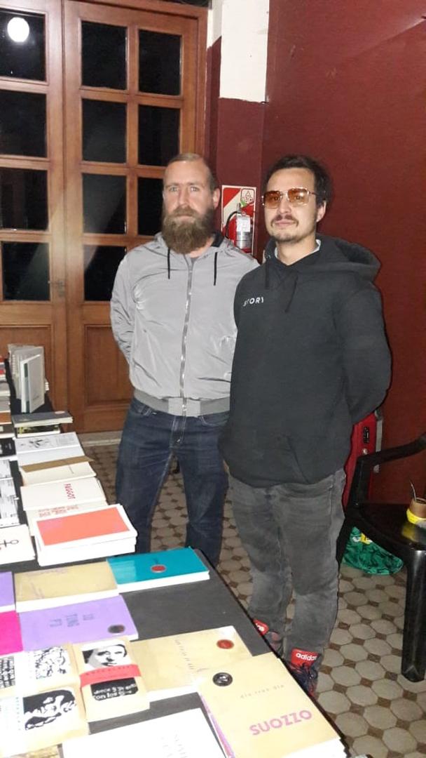 EL EDITOR -ARTISTA. Eric Schierloh, de Barba de abejas  (al fondo) y Tomás Fadel (Fadel&Fadel) reivindican la belleza del libro objeto. Si no podés visitar hoy sus stands en el MUNT, recorré sus catálogos en internet. 