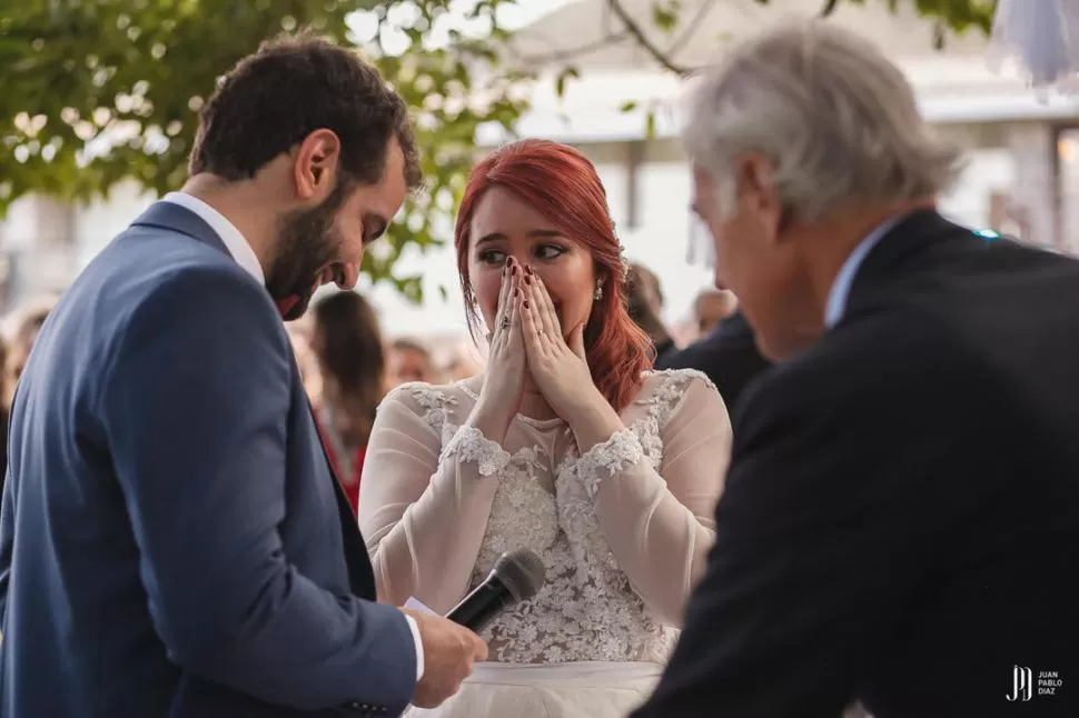 EL DÍA DEL SÍ. Arriba, el casamiento de Franco y Celina; abajo, la pareja se muestra feliz. 