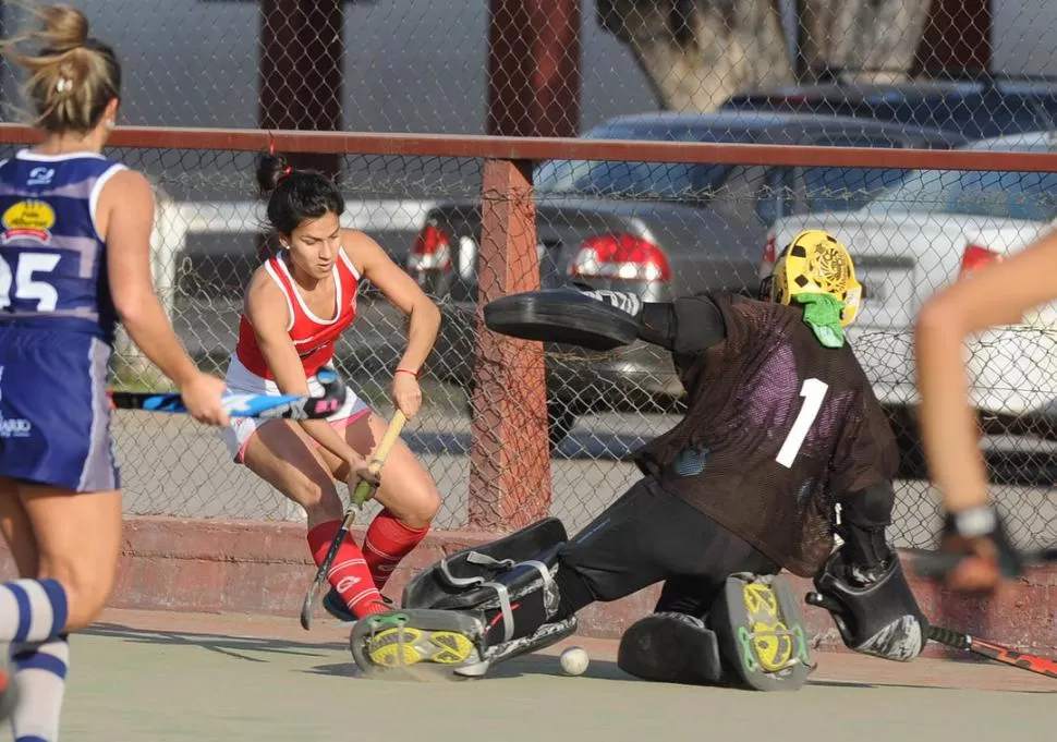 LA FIGURA. Herrera (Los Tarcos) elude a la arquera de “Uni” en el mano a mano. la gaceta / foto de hector peralta