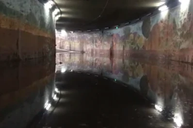 Por un problema con la bomba, el túnel de calle Córdoba está inundado