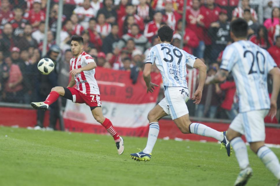 UN “10” EN CONTROL. Costa baja con clase la bola ante la mirada de Lamas para definir ante Lucchetti. la gaceta / foto de jorge olmos sgrosso 