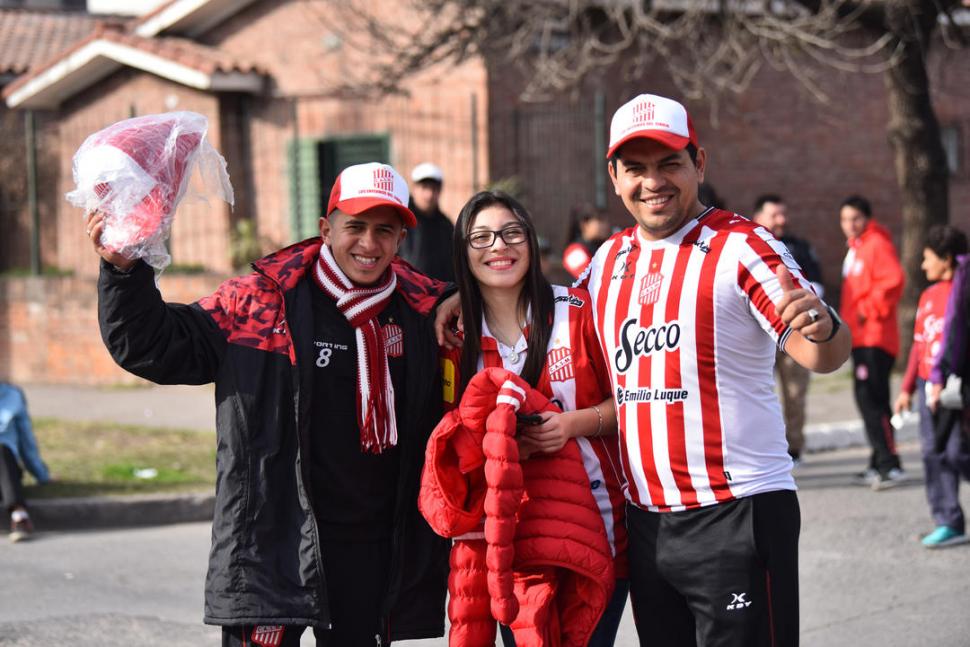 EL COLOR DE LA ALEGRÍA. El pueblo de San Martín llegó uniformado al estadio. 