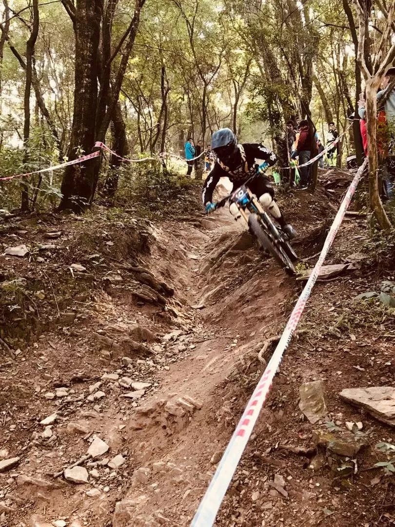 DOMINIO. Lerda bajó sin problemas por las cárcavas con raíces del circuito. Copa Tucumana de Descenso