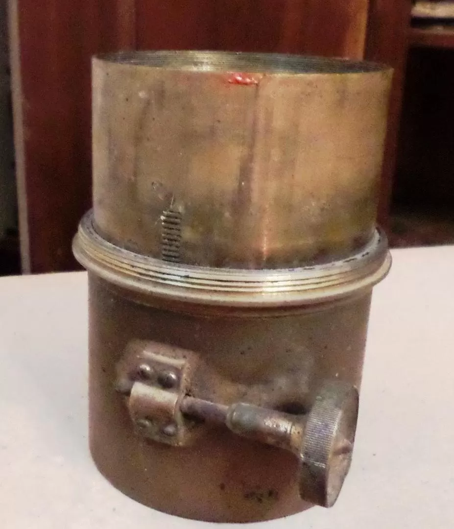 LENTE FOTOGRÁFICO. Se exhibe actualmente en el Museo Lillo, y es lo que sobrevivió de la cámara donada por el hijo de Paganelli. 