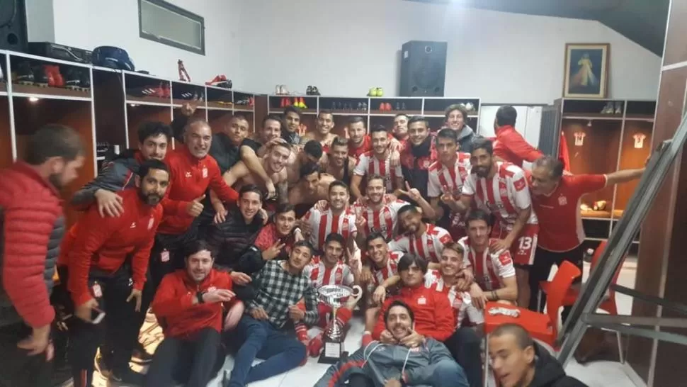 FIESTA EN EL VESTUARIO. Tras el triunfo en el clásico, jugadores, cuerpo técnico y colaboradores celebraron y posaron junto a la copa “Legislatura de Tucumán”. La alegría fue toda de los hinchas “santos”. la gaceta / FOTO DE JORGE OLMOS SGROSSO