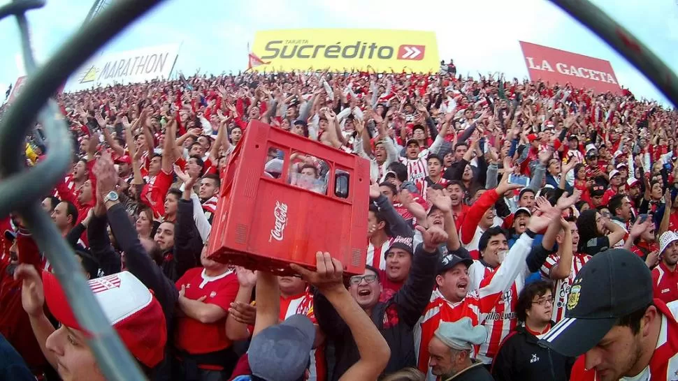 NO PARECÍA UN AMISTOSO. Los hinchas “cirujas” dijeron presente una vez más, y al término del partido dejaron La Ciudadela con una enorme sonrisa por el triunfo. la gaceta / fotos de osvaldo ripoll