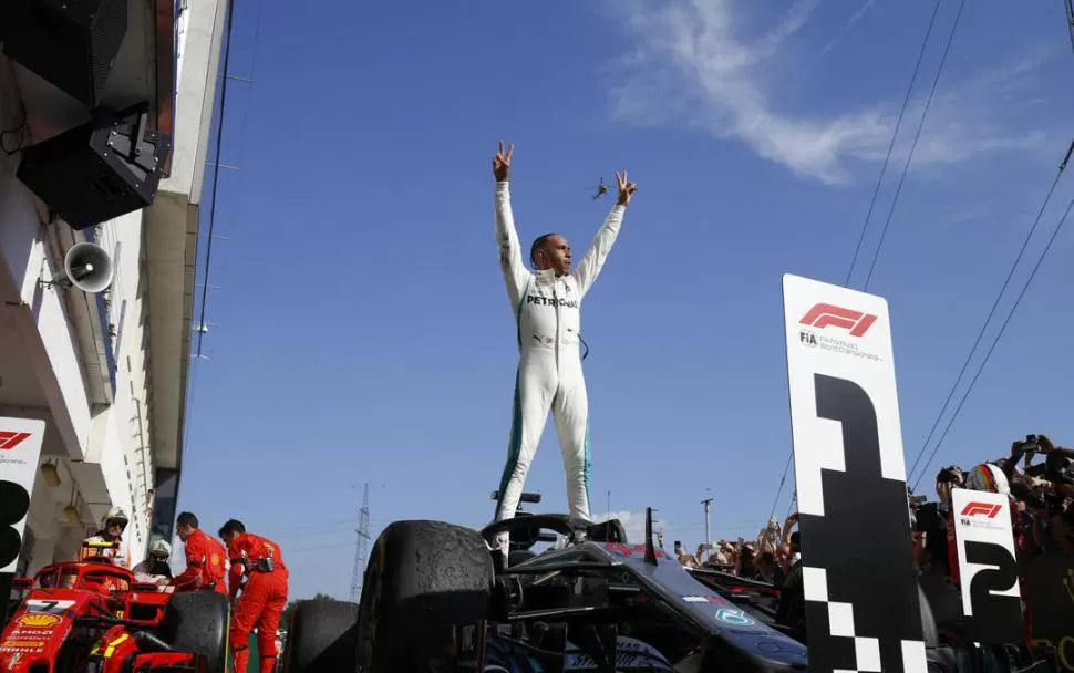 EXULTANTE. Lewis Hamilton, parado sobre su Mercedes, festeja su incuestionable victoria. Prensa Mercedes