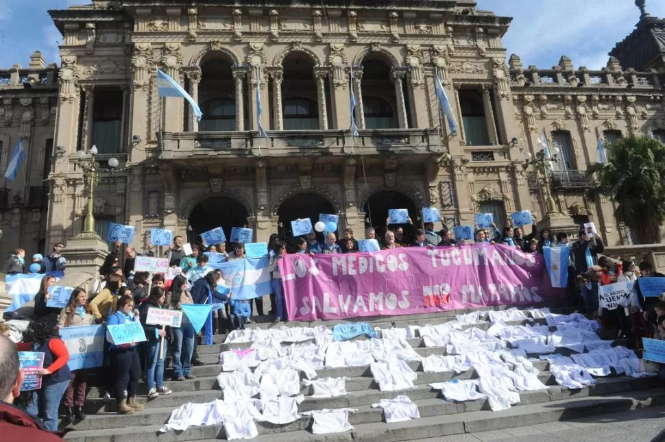 POR LA VIDA. Médicos y personal de la salud marcharon ayer a la Casa de Gobierno para rechazar el aborto. la gaceta / foto de antonio ferroni 