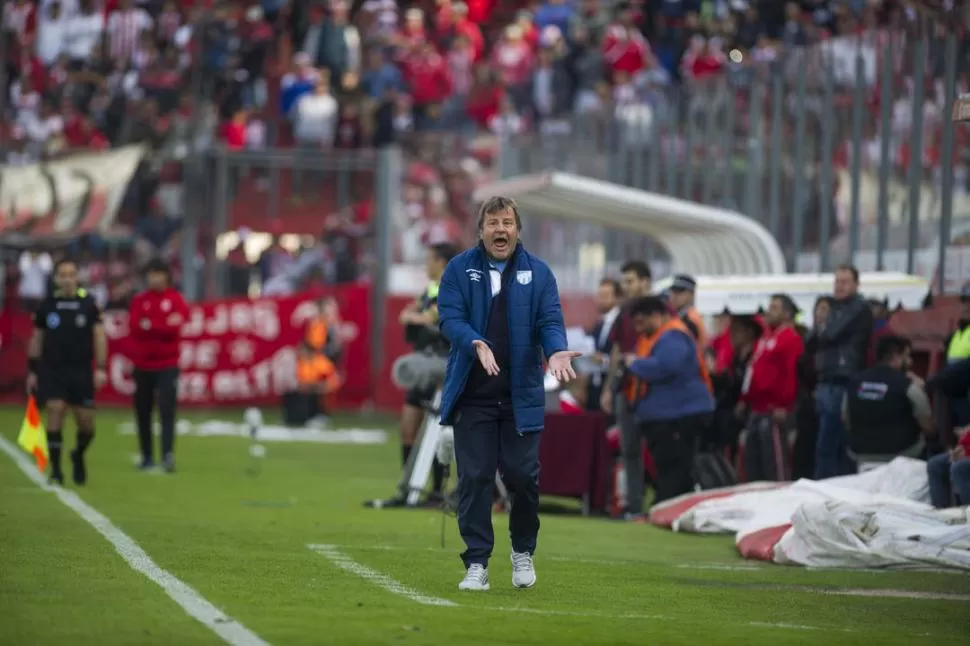 SACADO. Zielinski hace gestos hacia sus dirigidos, en un tramo del partido de ayer, que no lo tuvo para nada conforme. la gaceta / foto de jorge olmos sgrosso 