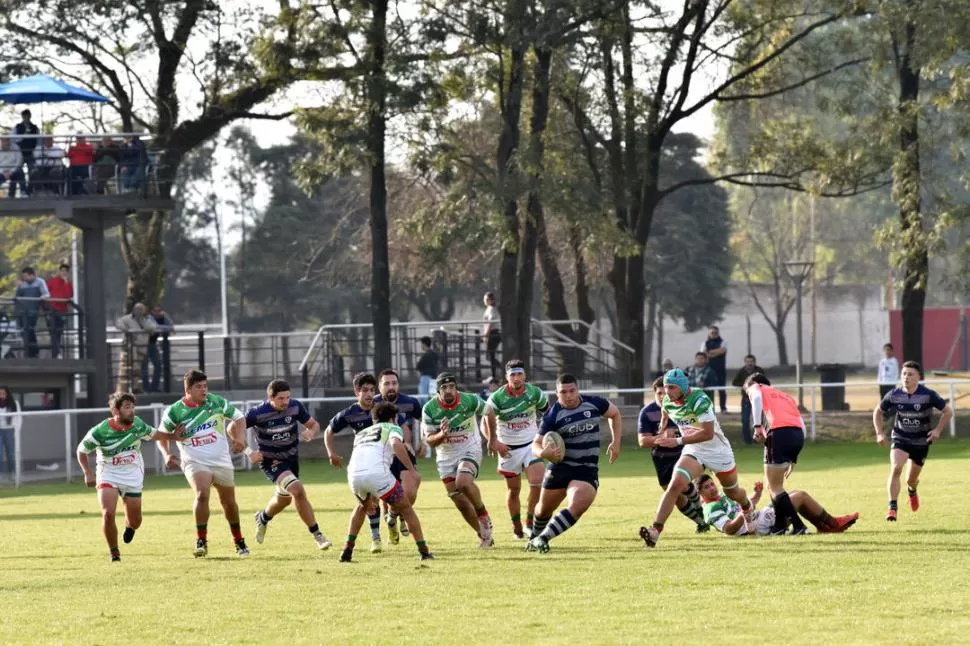 AL ATAQUE. Ignacio Fordham corre con la guinda bien agarrada mientras se escapa de la marca de los concepcionenses. Esta goleada, con bonus incluido, le permitió a Universitario entrar al Súper 10. la gaceta / foto de inés quinteros orio 