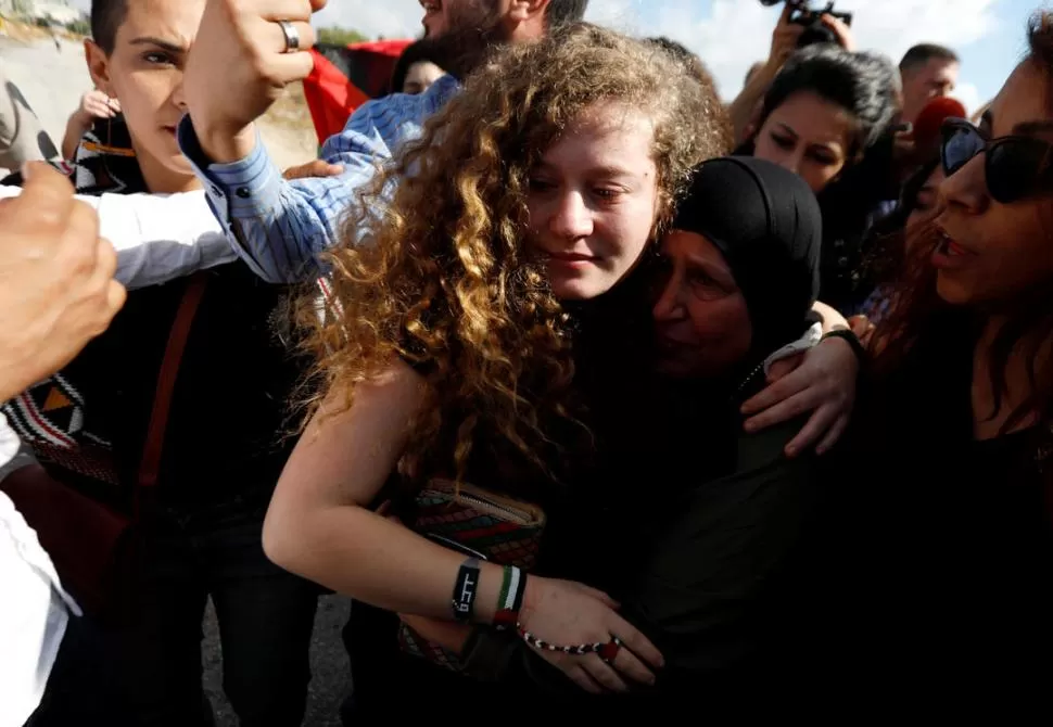 BIENVENIDA. Ahed rompió en llanto al abrazar a sus familiares a la salida.  reuters