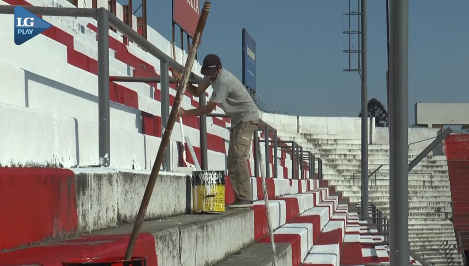 RODILLO Y PINTURA. Hinchas tomaron los pinceles y le cambiaron la cara a una de las tribunas de la 