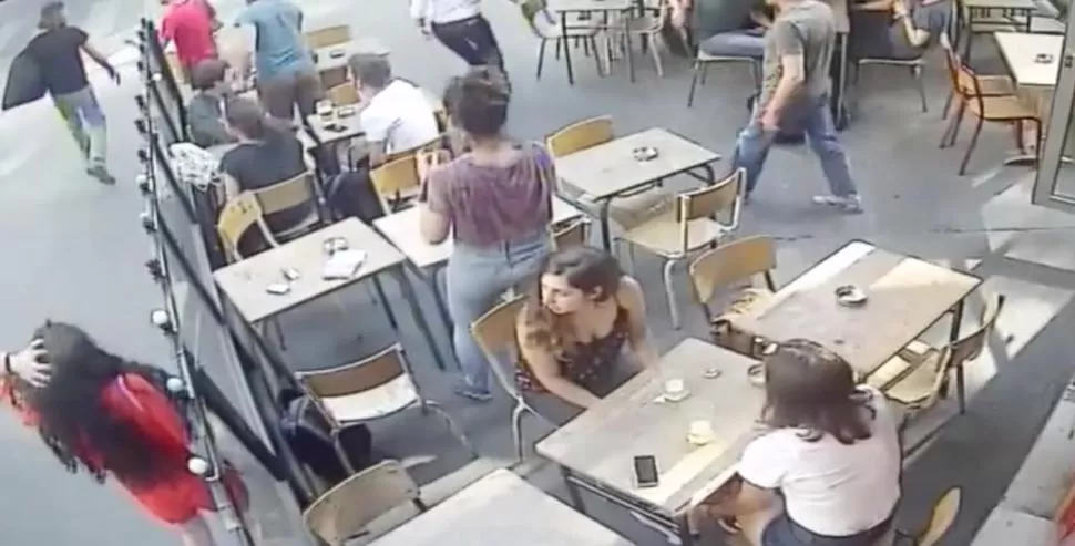 “¡CALLATE LA BOCA!”. Marie Laguerre le contestó y el hombre le tiró con un cenicero y luego le pegó.  imagen captura de video