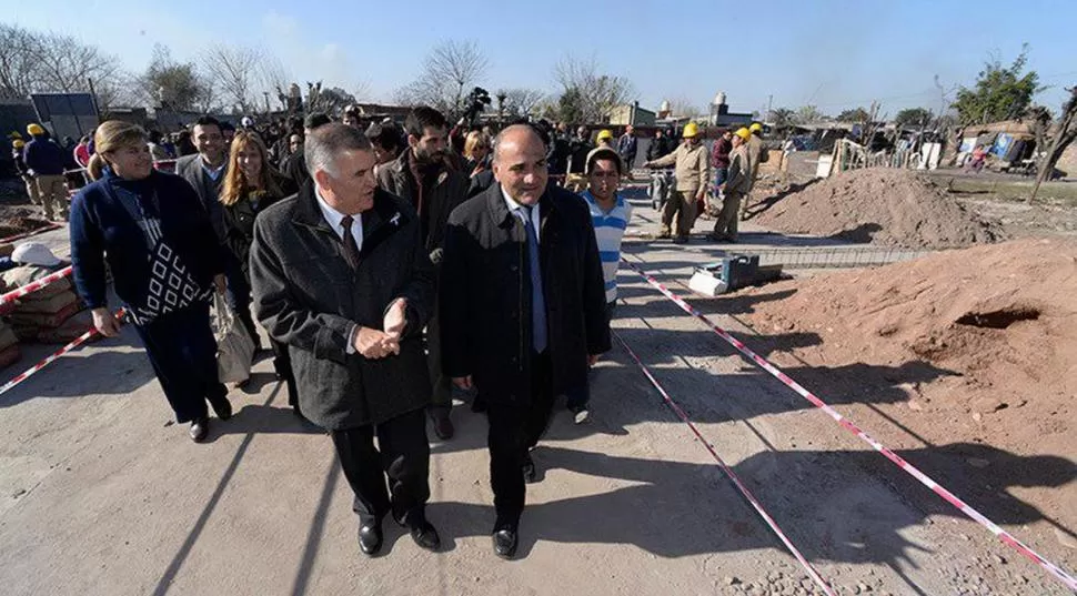 EN LA COSTANERA. Manzur y Jaldo supervisaron la marcha de la obra del centro para adictos en esa barriada. Comunicación Pública