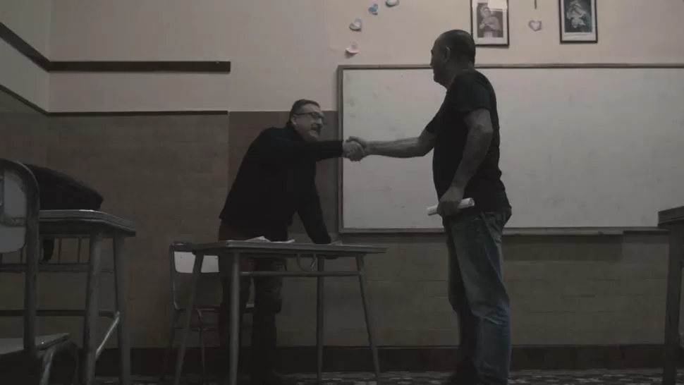 SITUACIÓN CONFLICTIVA. Un profesor (Rubén Ávila) se enfrenta a un padre violento (Rodolfo Juárez). 