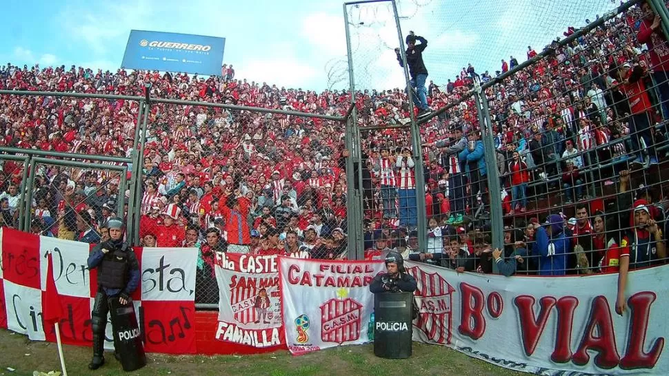 A CUIDARSE. Los hinchas “santos” deben comportarse durante la Superliga. la gaceta / foto de Osvaldo Ripoll 