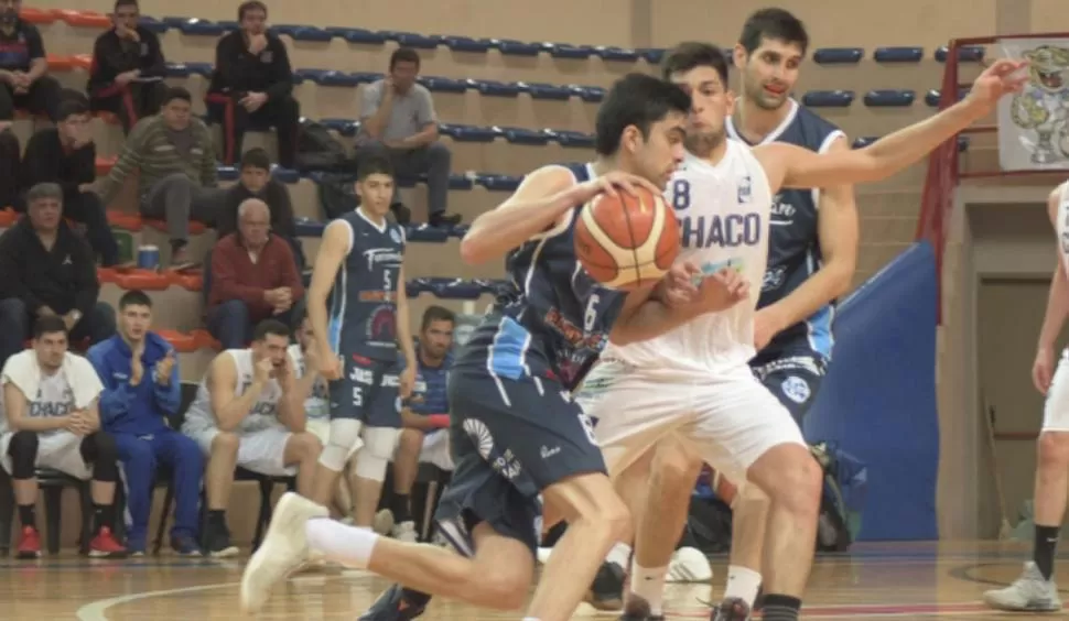 POR POCO. Nóblega se lleva la pelota ante la marca de un jugador de Chaco. Tucumán perdió por tan sólo un punto. prensa camponato argentino de basquet