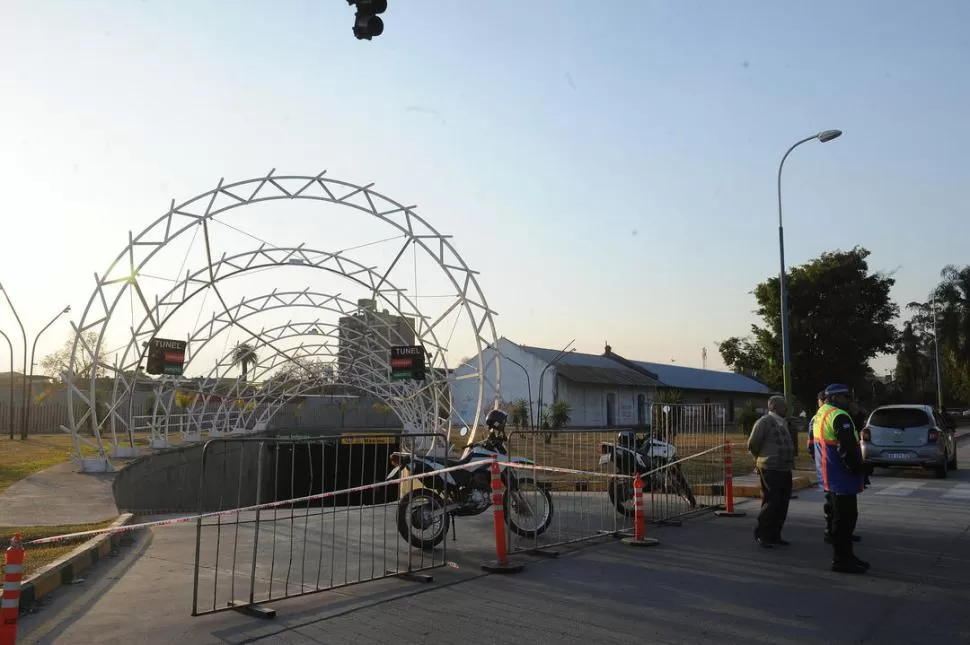 CERRADO. El túnel sobre calle Córdoba fue vallado mientras personal de Tránsito municipal impedía el ingreso de vehículos. El semáforo no funciona. LA GACETA / FOTO DE HÉCTOR PERALTA.