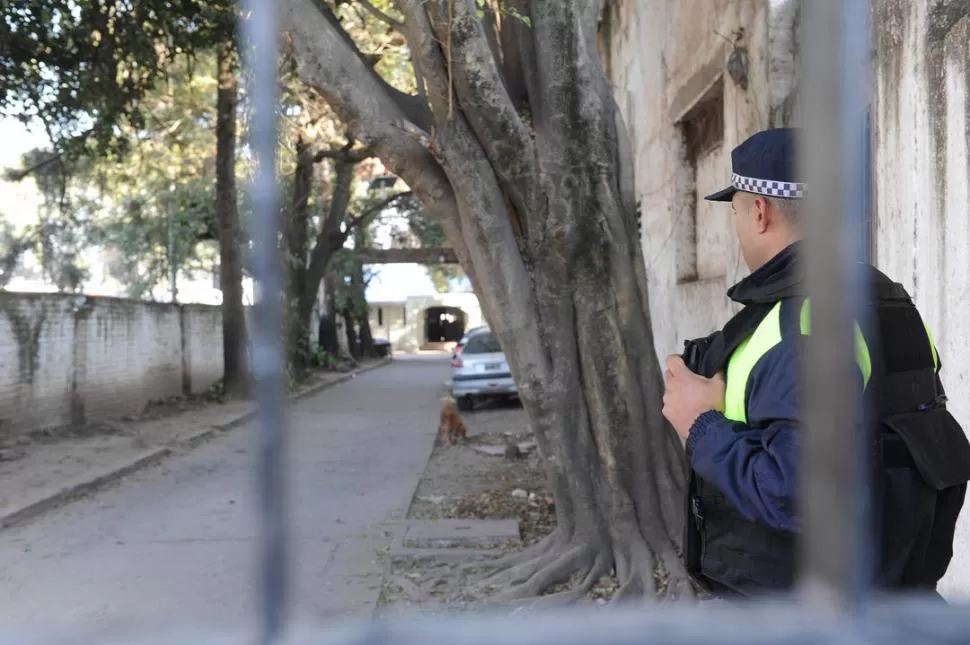 BIEN ATENTOS. Los policías fueron asignados a realizar tareas de vigilancia en el exterior del Roca. la gaceta / foto de hector peralta