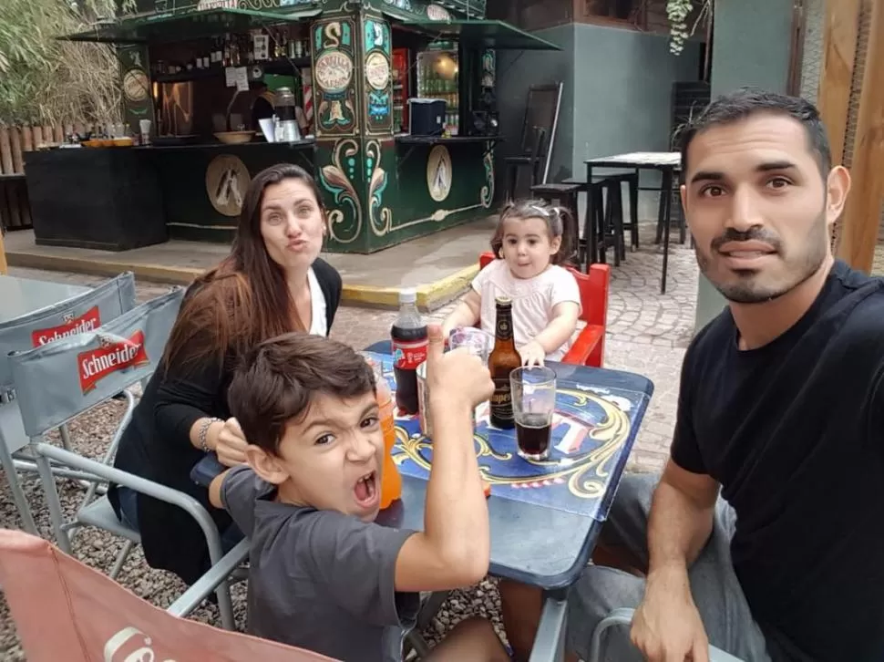 LA FAMILIA. Bárbara y sus hijos Jayko y Neesysha esperan en Buenos Aires. 