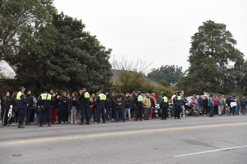 CARA A CARA. Los lugareños que llegaron a la zona del hallazgo increparon a los policías, quienes los hicieron retroceder hasta el otro lado del camino. la gaceta / foto de analia jaramillo 