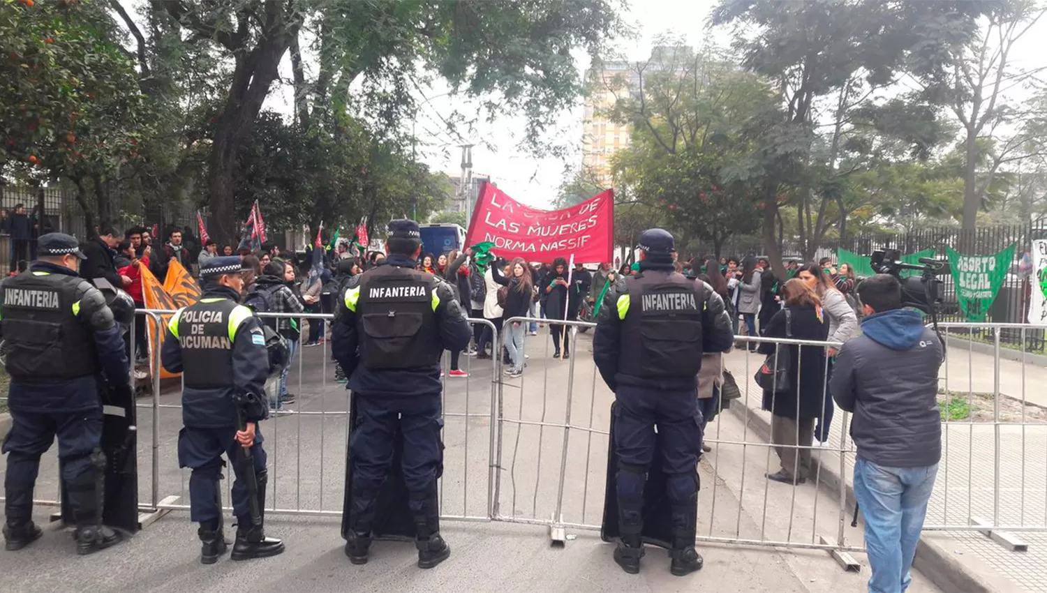 Mujeres con pañuelos verdes denunciaron que no las dejaron entrar a la Legislatura