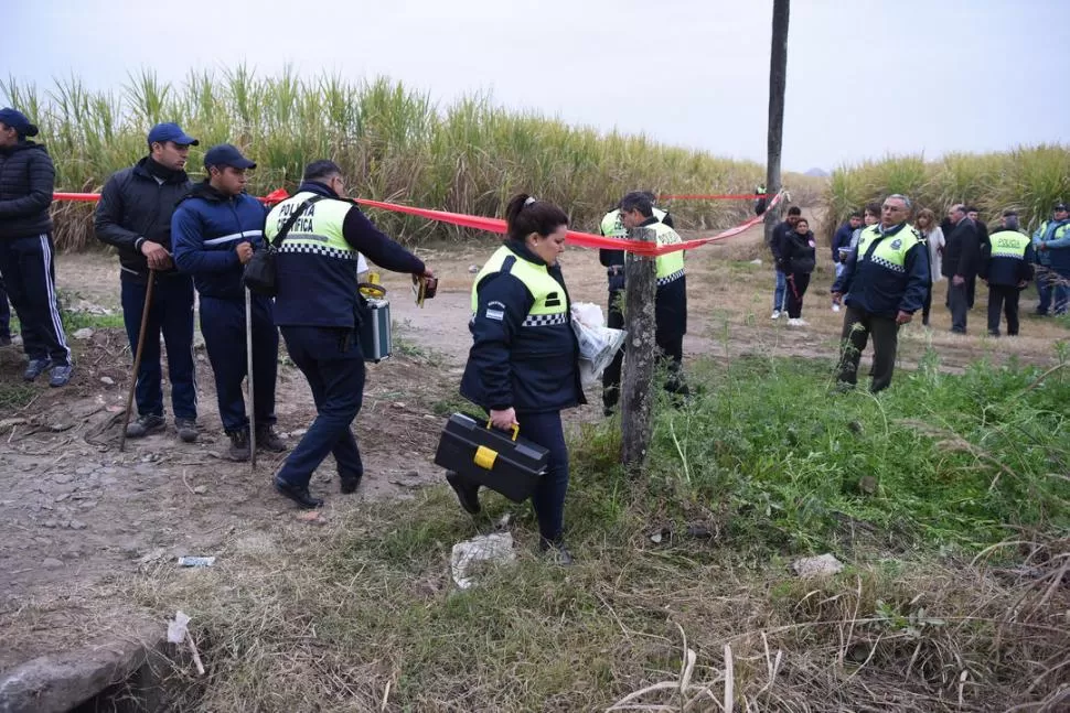 EN PLENA TAREA. Los pesquisas sumaron numerosas pruebas y un testimonio para comprobar que el cuerpo de la joven fue plantado en San Pablo. la gaceta / foto de analia jaramillo 