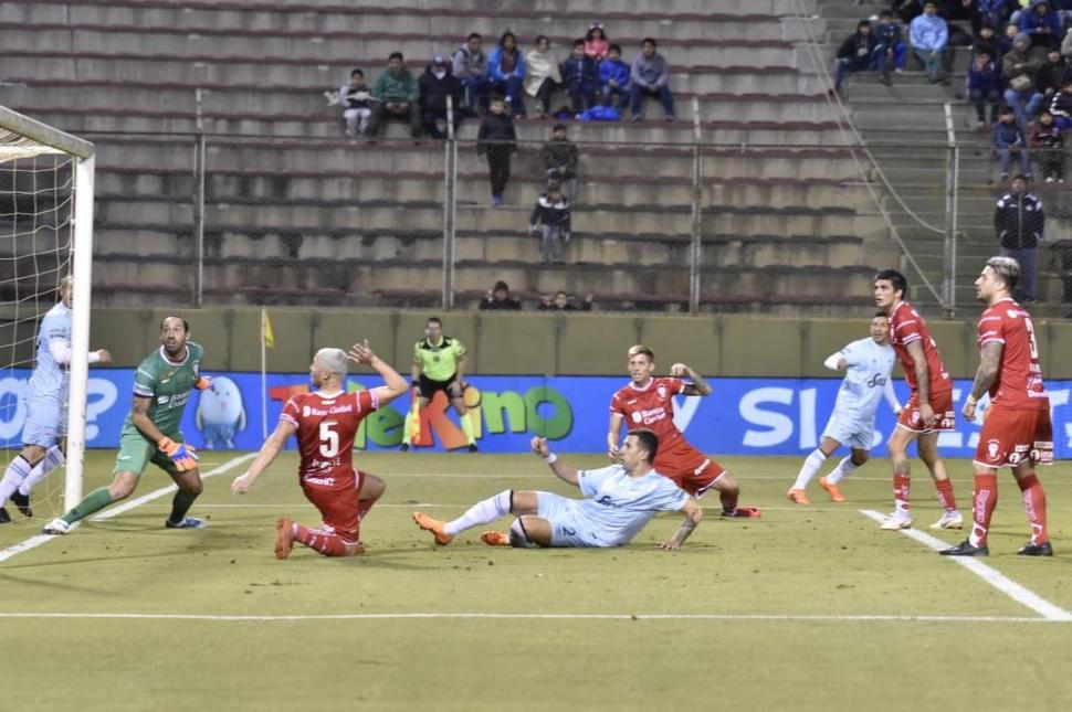 EL PRIMERO. Bianchi ya corrigió un tiro defectuoso de Acosta que se transformaría en el 1-0 transitorio para el “Decano”. 