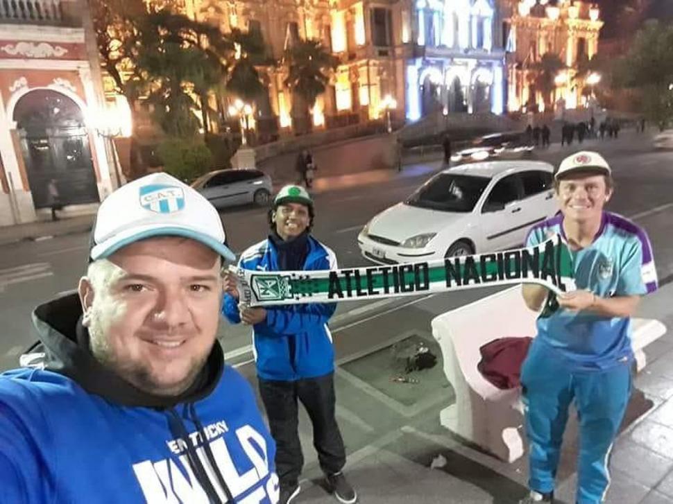 LOS PRIMEROS. Dos hinchas de Atlético Nacional posaron en plaza Independencia. 