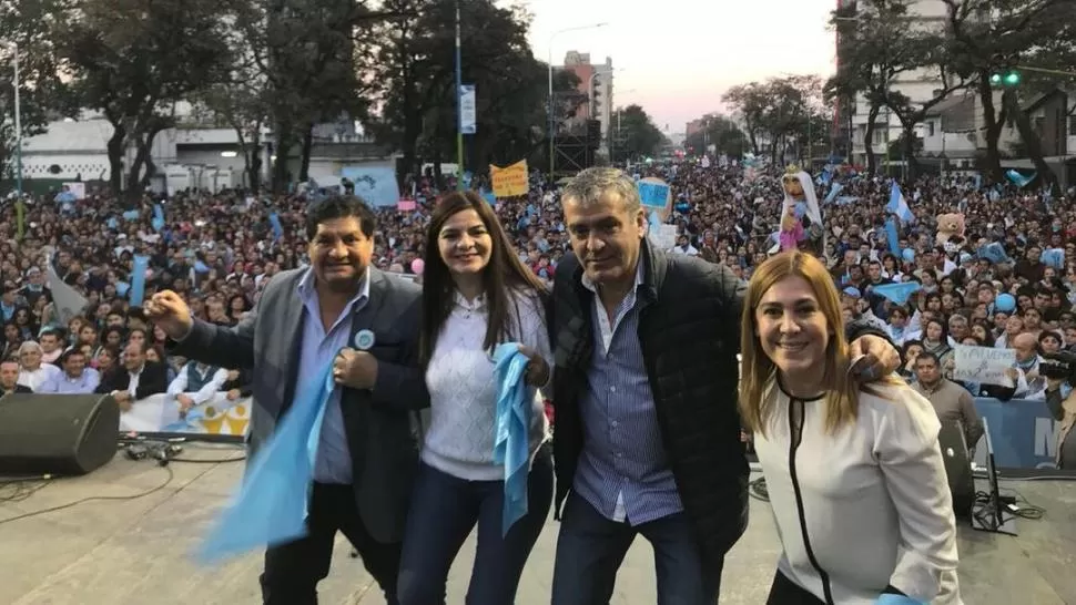 ALLÍ ABAJO. Durante el acto, los diputados Orellana y Medina (PJ) y Cano y Ávila (Cambiemos) subieron al escenario. Abajo asoma el gobernador Juan Manzur. Foto que compartió @JCanoOK. 