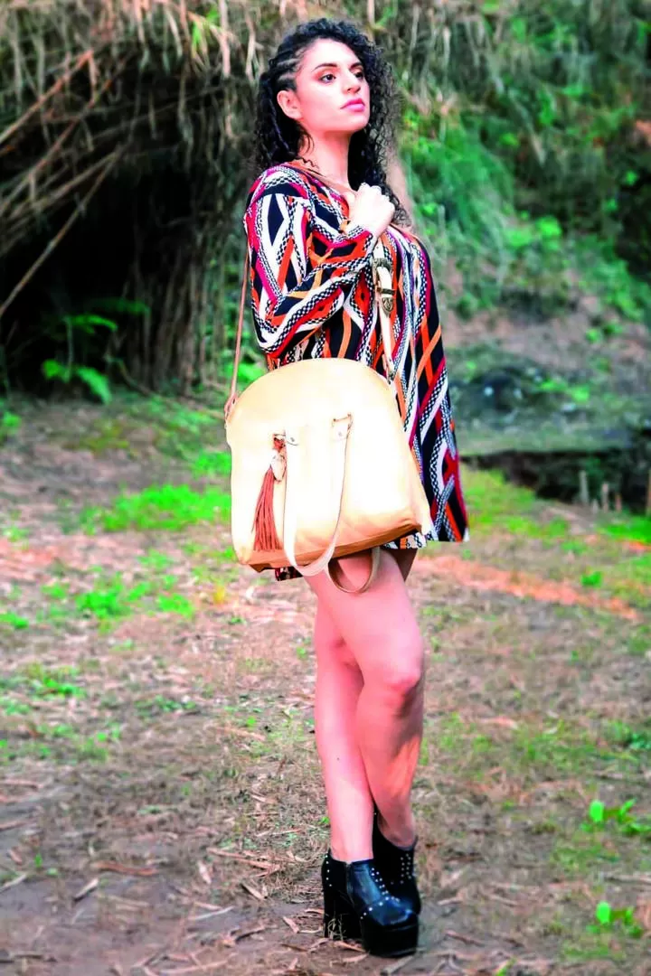 PARA DAMAS. El accesorio está dentro en un bolsillo interior.