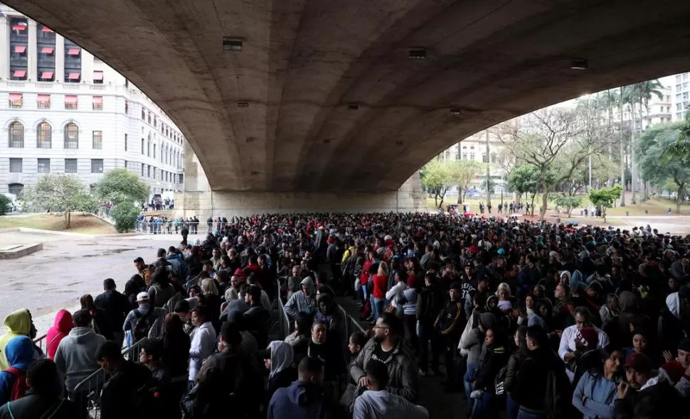 GIGANTE EN PROBLEMAS. Una llamada laboral convocó a miles de personas en San Pablo, Brasil, país que tiene 13 millones de desempleados.  reuters 