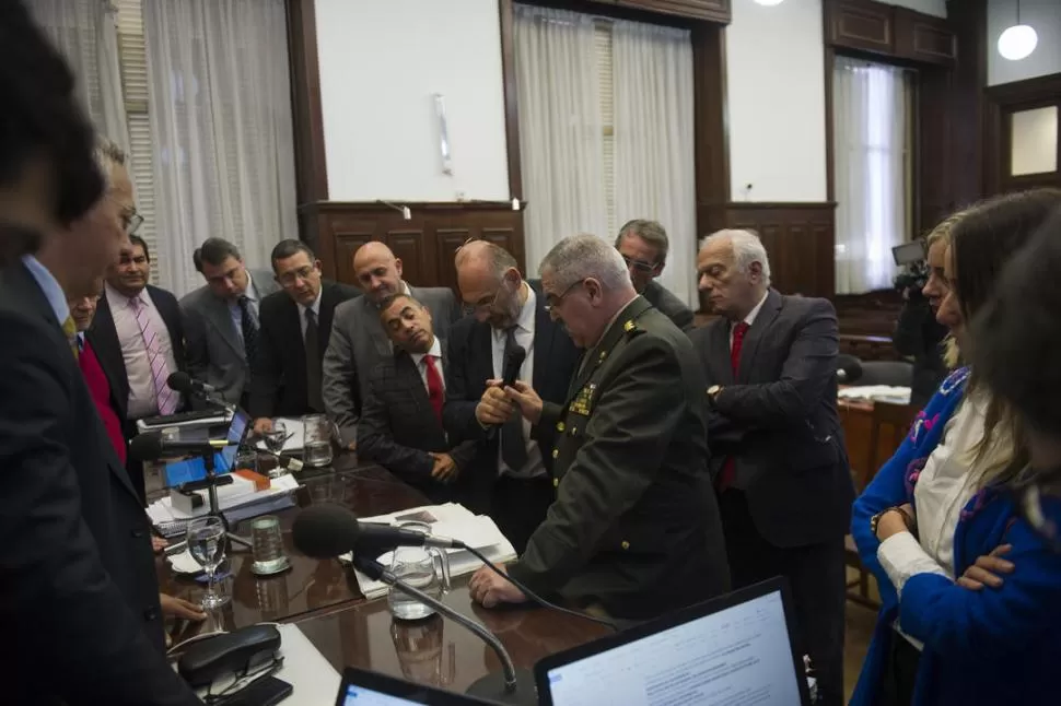 JORNADA. El gendarme Miguel Sánchez señaló errores en las tomas fotográficas realizadas en el lugar del hallazgo, ante los defensores. la gaceta / FOTO DE JORGE OLMOS SGROSSO