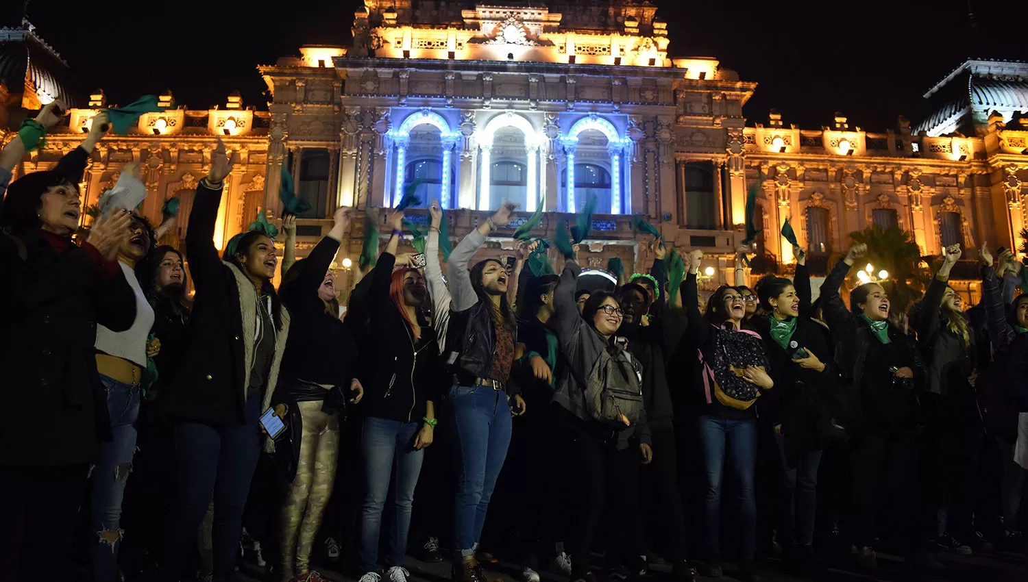 Los gritos a favor del aborto se hicieron sentir frente a la Casa de Gobierno.