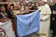 El papa Francisco se mostró con una bandera de los pro vida