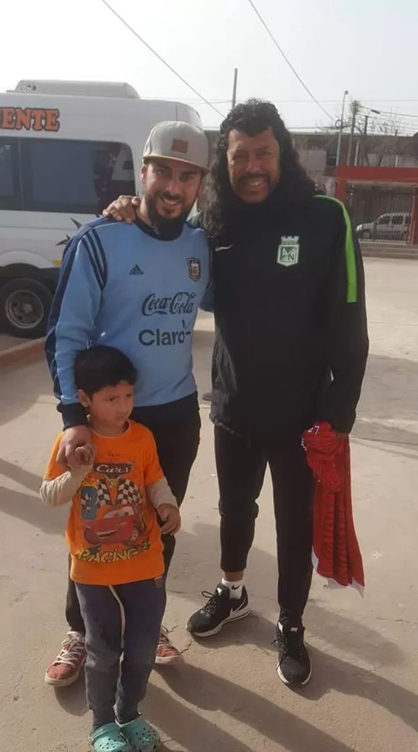 AMABLE. Al finalizar el entrenamiento, Higuita posó con algunos fanáticos. El arquero hizo lo mismo en el hotel.   