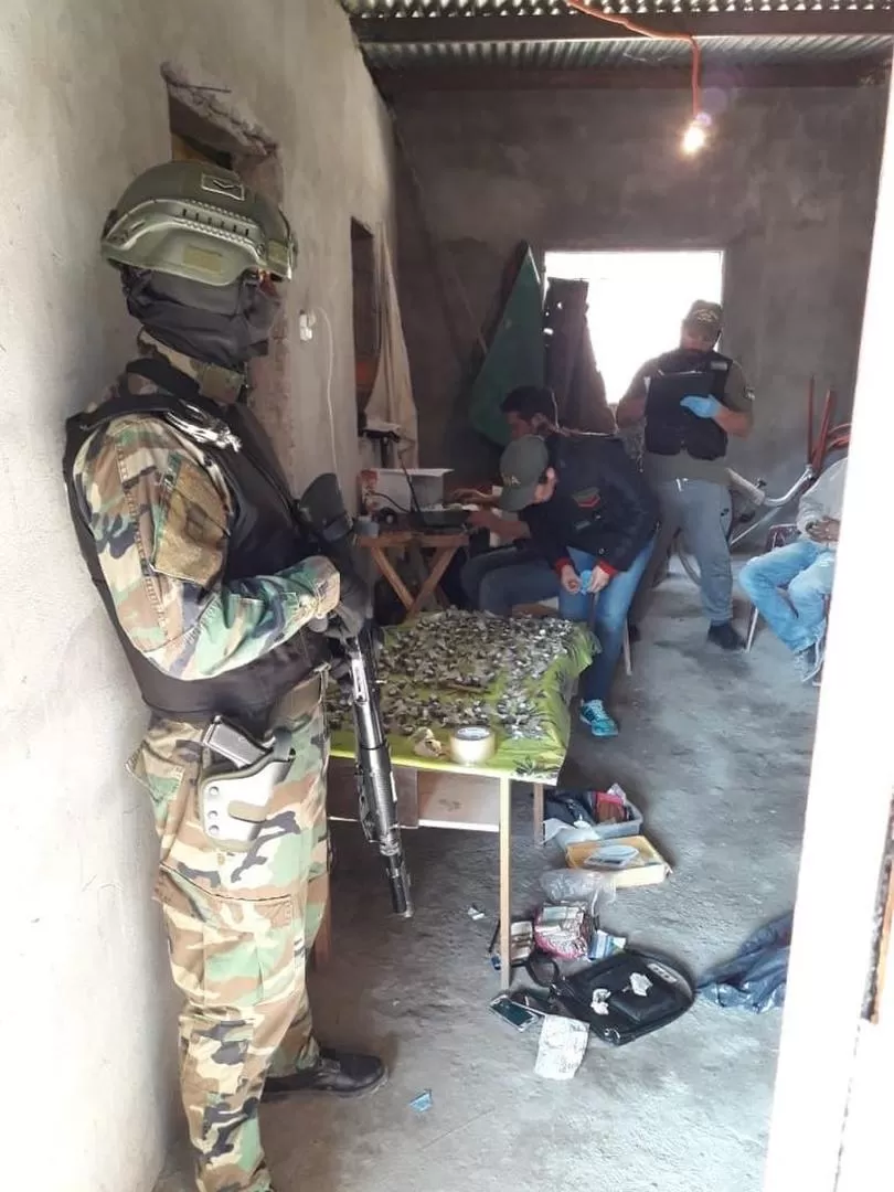 EN PLENO TRABAJO. Los gendarmes requisan una vivienda custodiada por un comando de la fuerza.  