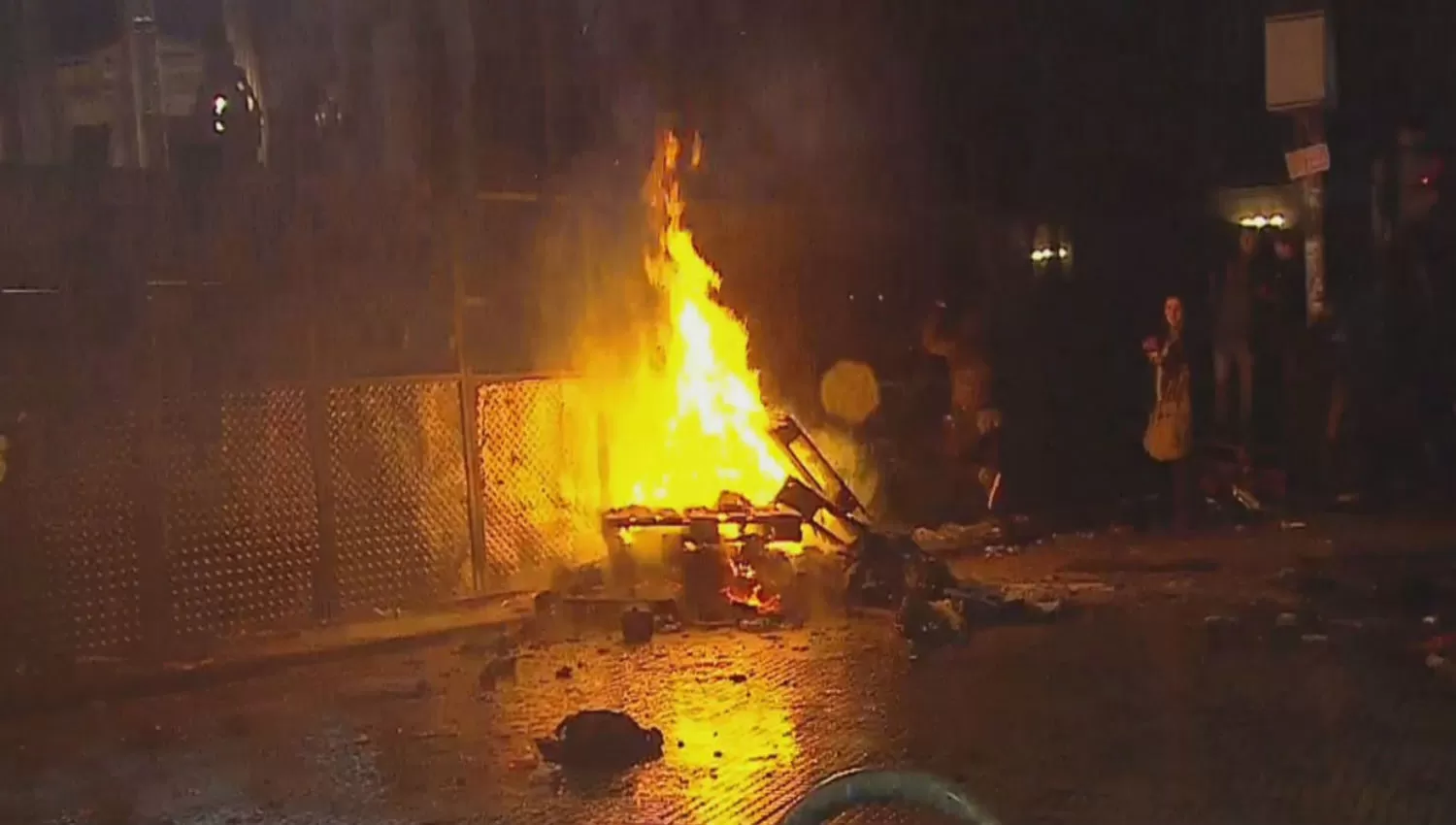 FUEGO. Tras el rechazo al aborto, hubo incidentes frente al Congreso