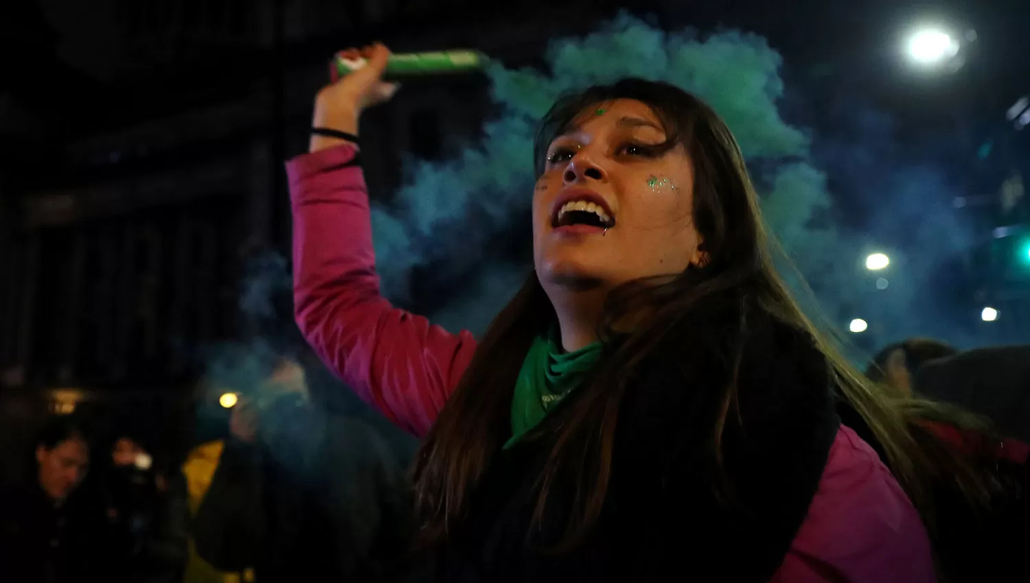 Miles de mujeres siguieron durante toda la noche el debate en las inmediaciones del Senado