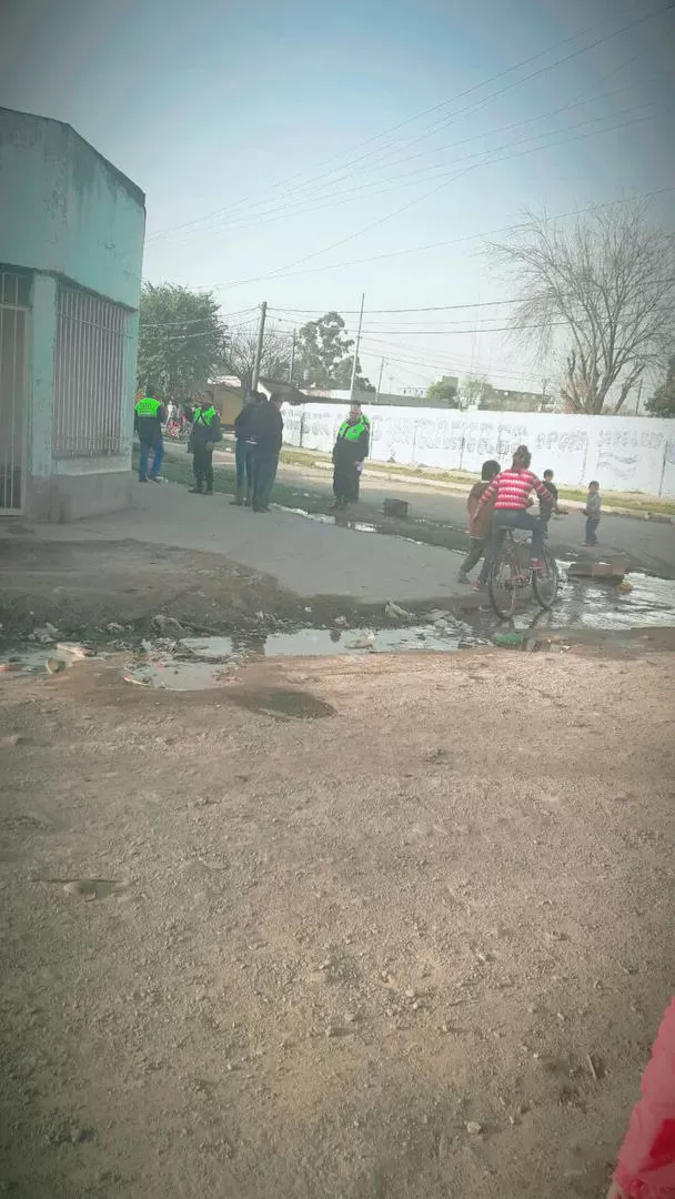 INSPECCIÓN OCULAR. Los policías de criminalística revisan el lugar donde se produjo el incidente.  