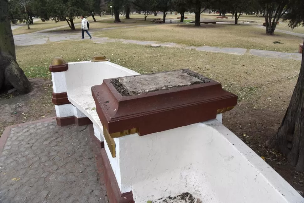 LA PRUEBA DEL DELITO. La base donde se encontraba la pieza de arte instalada hace más de 90 años y que fue sustraída el viernes a la madrugada.  la gaceta / foto de analia jaramillo 